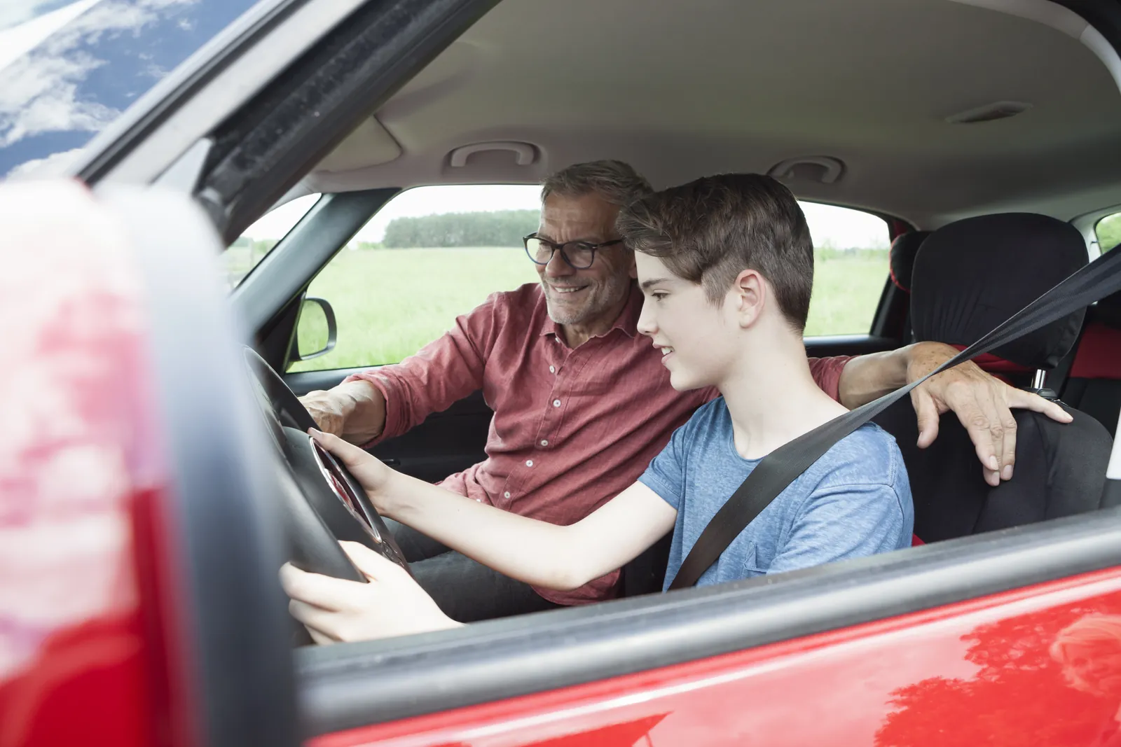 Jugendlicher am Steuer mit Begleitperson beim begleiteten Fahren ab 17