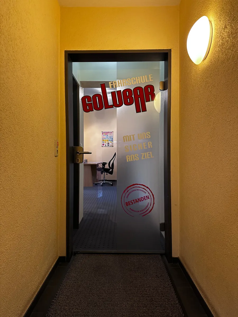 Eingang der Fahrschule Golubar