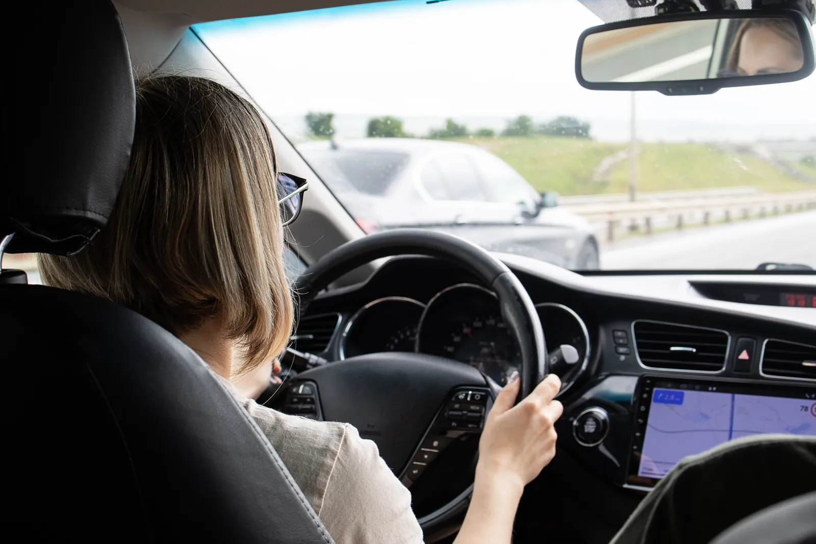 Fahrschülerin am Steuer bei der Fahrstunde in Radolfzell